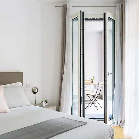 Апартаменты Joivy Sunny 1-bed Flat With Balcony *