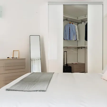 Апартаменты Joivy Sunny 1-bed Flat With Balcony