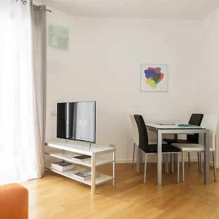 Joivy Sunny 1-bed Flat With Balcony *