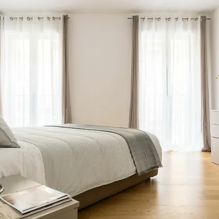 Апартаменты Joivy Sunny 1-bed Flat With Balcony