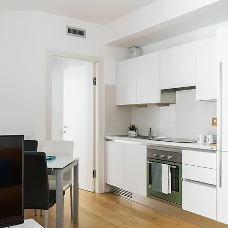Joivy Sunny 1-bed Flat With Balcony Milan